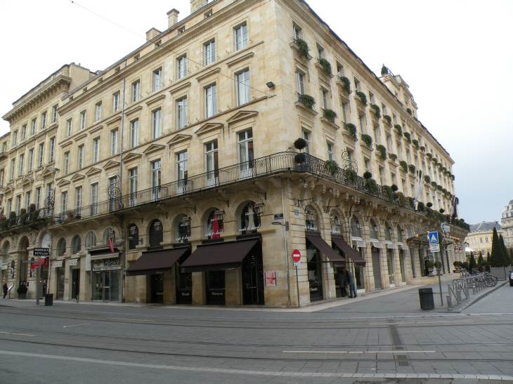  bel immeuble, angle Cours de l'Intendance, place de la Comédie